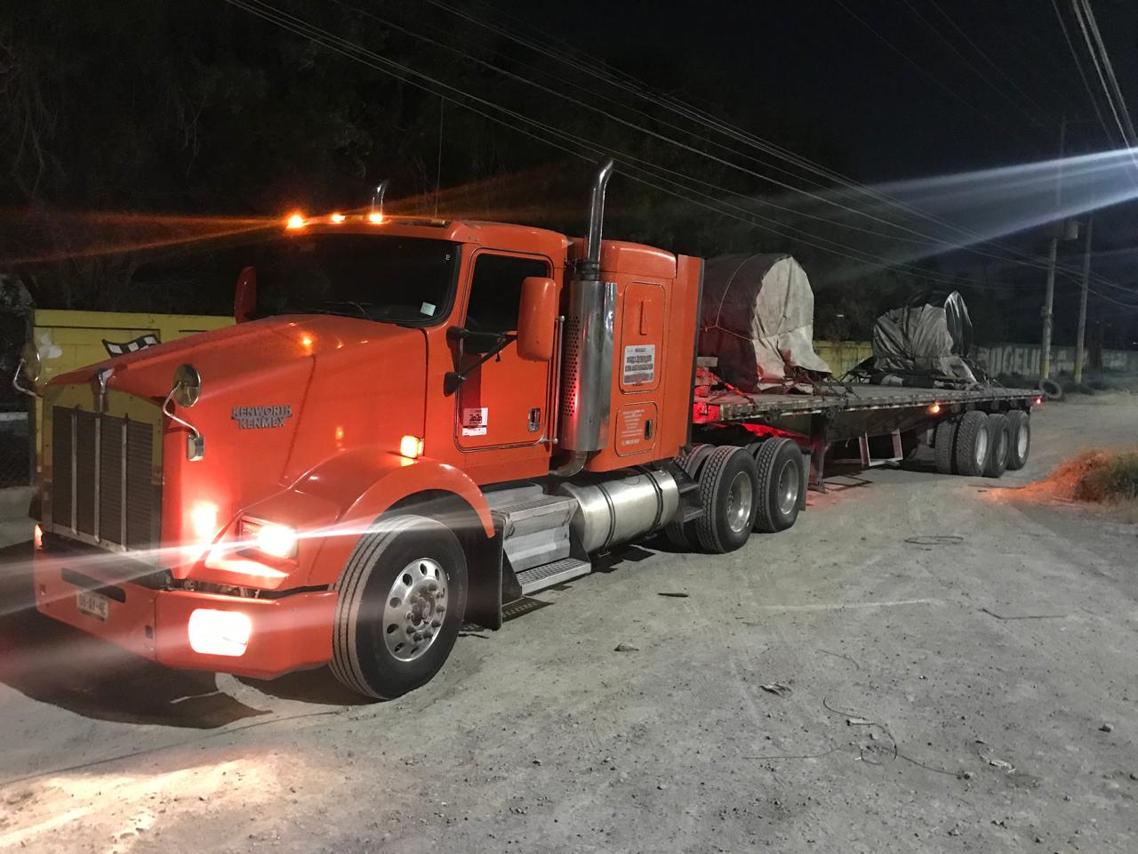 Kenworth nocturno con plataforma